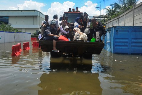 FOTO: Penampakan Banjir Rob Rendam Pesisir Utara Jakarta, Warga Dievakuasi Naik Buldoser