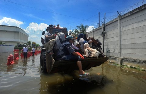 FOTO: Penampakan Banjir Rob Rendam Pesisir Utara Jakarta, Warga Dievakuasi Naik Buldoser