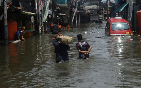 FOTO: Penampakan Banjir Rob Rendam Pesisir Utara Jakarta, Warga Dievakuasi Naik Buldoser