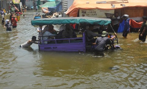 FOTO: Penampakan Banjir Rob Rendam Pesisir Utara Jakarta, Warga Dievakuasi Naik Buldoser