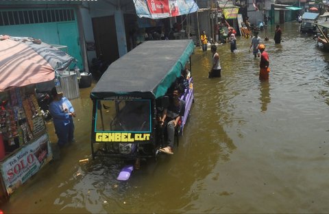 FOTO: Penampakan Banjir Rob Rendam Pesisir Utara Jakarta, Warga Dievakuasi Naik Buldoser