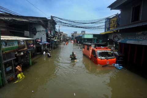 FOTO: Penampakan Banjir Rob Rendam Pesisir Utara Jakarta, Warga Dievakuasi Naik Buldoser