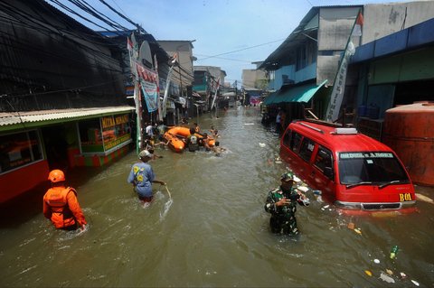 FOTO: Penampakan Banjir Rob Rendam Pesisir Utara Jakarta, Warga Dievakuasi Naik Buldoser