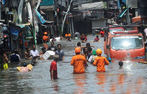 FOTO: Penampakan Banjir Rob Rendam Pesisir Utara Jakarta, Warga Dievakuasi Naik Buldoser