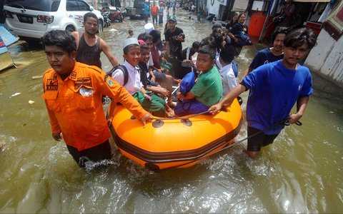 FOTO: Banjir Rob Muara Angke, Anak-Anak Pulang Sekolah Dievakuasi Perahu Karet