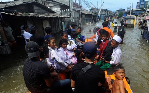 FOTO: Banjir Rob Muara Angke, Anak-Anak Pulang Sekolah Dievakuasi Perahu Karet