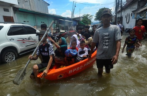 FOTO: Banjir Rob Muara Angke, Anak-Anak Pulang Sekolah Dievakuasi Perahu Karet