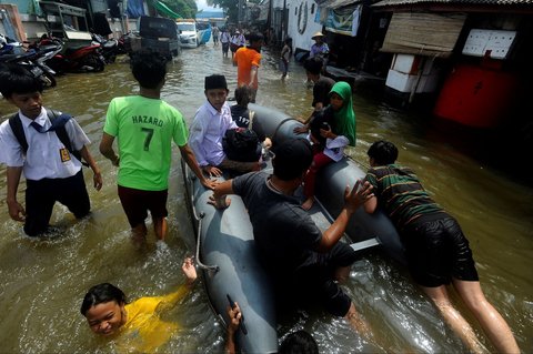 FOTO: Banjir Rob Muara Angke, Anak-Anak Pulang Sekolah Dievakuasi Perahu Karet