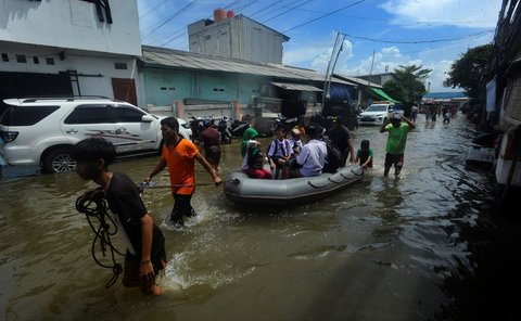 FOTO: Banjir Rob Muara Angke, Anak-Anak Pulang Sekolah Dievakuasi Perahu Karet