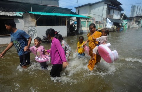 FOTO: Banjir Rob Muara Angke, Anak-Anak Pulang Sekolah Dievakuasi Perahu Karet