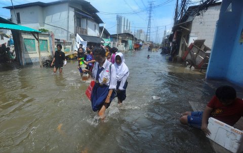 FOTO: Banjir Rob Muara Angke, Anak-Anak Pulang Sekolah Dievakuasi Perahu Karet