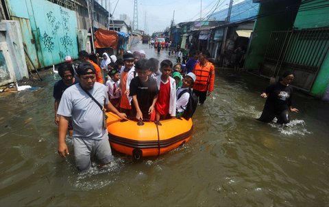 FOTO: Banjir Rob Muara Angke, Anak-Anak Pulang Sekolah Dievakuasi Perahu Karet