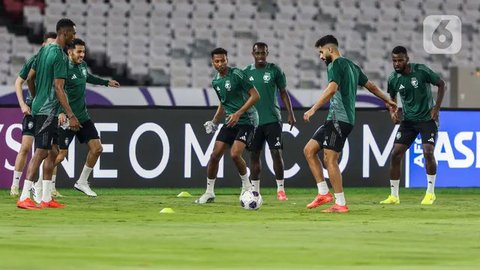Pemain timnas Arab Saudi melakukan latihan jelang laga lanjutan babak ketiga Kualifikasi Piala Dunia 2026 zona Asia Grup C di Stadion Utama Gelora Bung Karno, Senayan, Jakarta, Senin (18/11/2024). (Liputan6.com/Angga Yuniar)