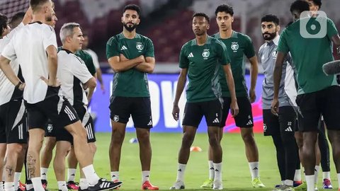 Timnas Arab Saudi melakukan sesi latihan resmi jelang bertanding melawan Indonesia pada Selasa 19 November 2024. (Liputan6.com/Angga Yuniar)