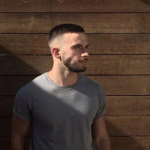 Pria dengan rambut pendek