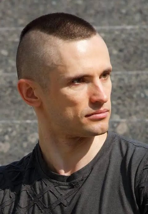 Pria dengan rambut pendek