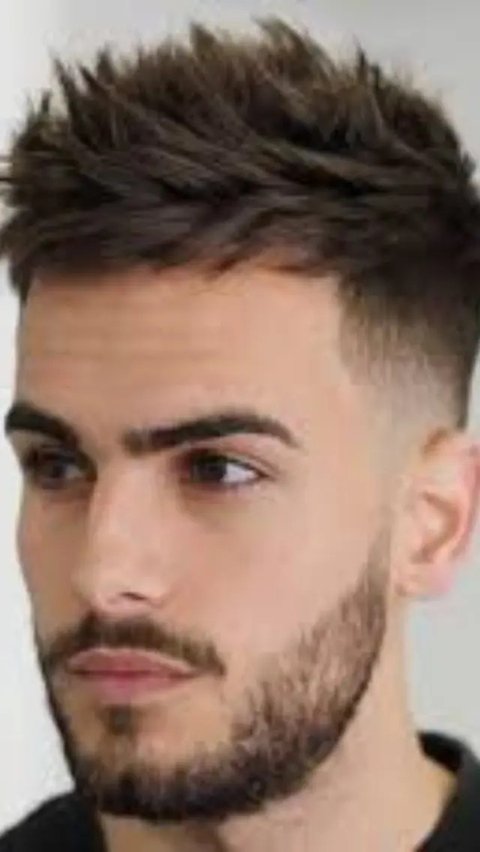 Pria dengan rambut pendek