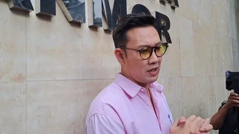 Denny Sumargo di Polda Metro Jaya, Senin (18/11/2004), dalam rangka memenuhi panggilan Polda Metro Jaya sekaligus melaporkan balik Farhat atas dugaan ancaman. (Dok. via M. Altaf Jauhar)