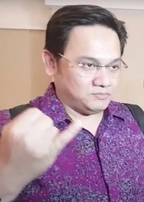 Denny Sumargo di Polda Metro Jaya, Senin (18/11/2004), dalam rangka memenuhi panggilan Polda Metro Jaya sekaligus melaporkan balik Farhat atas dugaan ancaman. (Dok. via M. Altaf Jauhar)