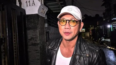 Denny Sumargo di Polda Metro Jaya, Senin (18/11/2004), dalam rangka memenuhi panggilan Polda Metro Jaya sekaligus melaporkan balik Farhat atas dugaan ancaman. (Dok. via M. Altaf Jauhar)