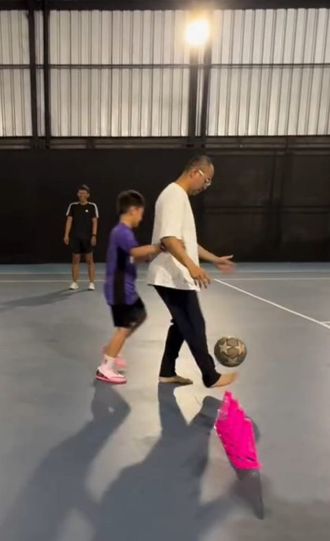 Momen Raffi Ahmad Olahraga Bareng Rafathar dan Rayyanza yang Kompak