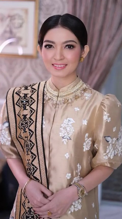 Gaya Serba Emas Selvi Ananda Hadiri Acara Amal, Curi Atensi Pakai Jam Tangan Rolex Rp226 Juta-an.  [@selvie_ananda_].