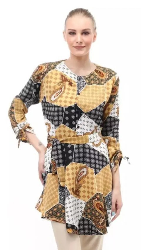6.  Tunik batik modern warna lilac yang dipadukan dengan kain lilit seperti yang dikenakan Dwi Handayani ini juga tak kalah menarik untuk kondangan (Instagram/dwihandaanda).
