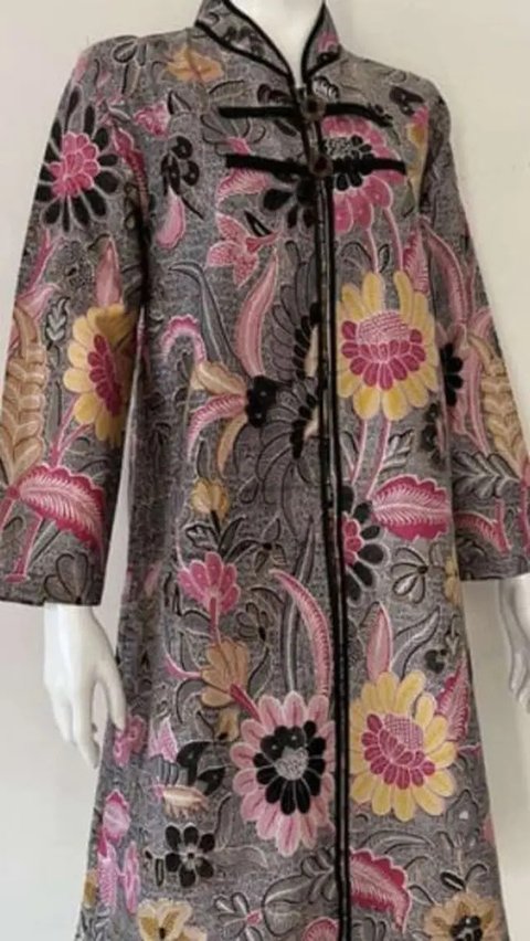 6.  Tunik batik modern warna lilac yang dipadukan dengan kain lilit seperti yang dikenakan Dwi Handayani ini juga tak kalah menarik untuk kondangan (Instagram/dwihandaanda).