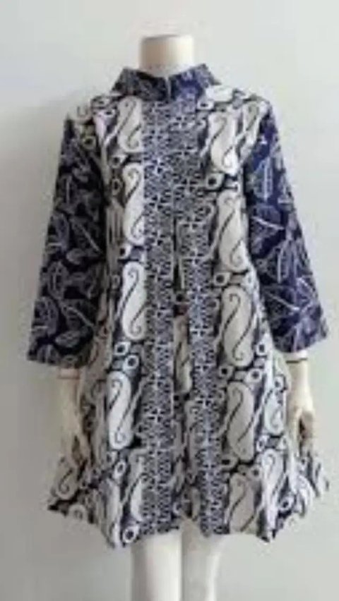 6.  Tunik batik modern warna lilac yang dipadukan dengan kain lilit seperti yang dikenakan Dwi Handayani ini juga tak kalah menarik untuk kondangan (Instagram/dwihandaanda).