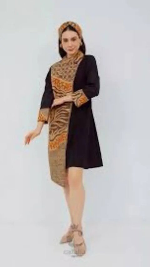 6.  Tunik batik modern warna lilac yang dipadukan dengan kain lilit seperti yang dikenakan Dwi Handayani ini juga tak kalah menarik untuk kondangan (Instagram/dwihandaanda).