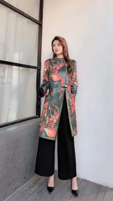 6.  Tunik batik modern warna lilac yang dipadukan dengan kain lilit seperti yang dikenakan Dwi Handayani ini juga tak kalah menarik untuk kondangan (Instagram/dwihandaanda).
