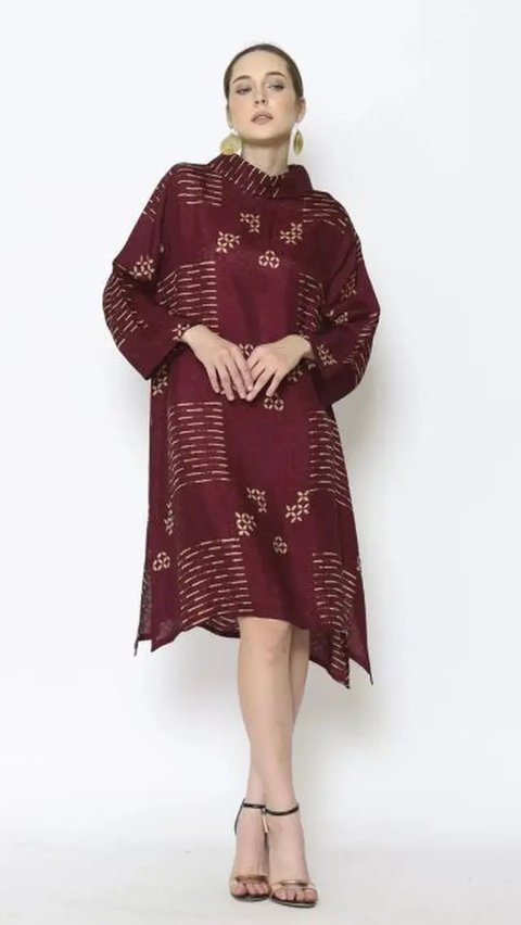 6.  Tunik batik modern warna lilac yang dipadukan dengan kain lilit seperti yang dikenakan Dwi Handayani ini juga tak kalah menarik untuk kondangan (Instagram/dwihandaanda).