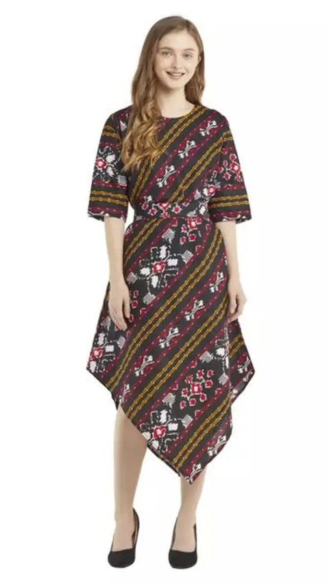 6.  Tunik batik modern warna lilac yang dipadukan dengan kain lilit seperti yang dikenakan Dwi Handayani ini juga tak kalah menarik untuk kondangan (Instagram/dwihandaanda).
