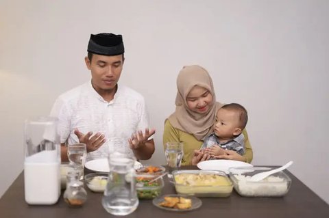Ilustrasi Membaca Doa Berbuka Puasa Credit: shutterstock.com