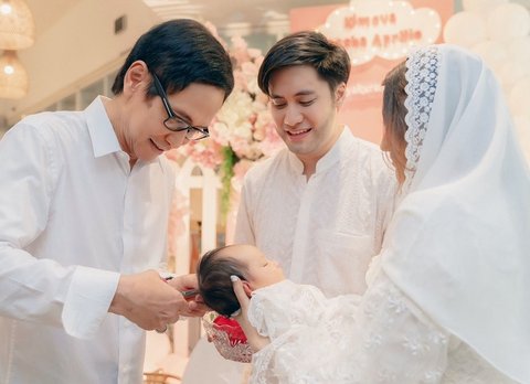 Dalam aqiqah, biasanya dilakukan prosesi mencukur rambut bayi. Kevin Aprilo, Addie MS, & Memes bergantian memotong rambut baby Kimova.