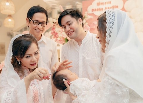 Addie MS & Memes yang baru saja dikaruniai cucu pertama disebut begitu berbahagia di momen tersebut. Pasalnya, kehadiran cucu pertama telah dinanti selama empat tahun.&nbsp;