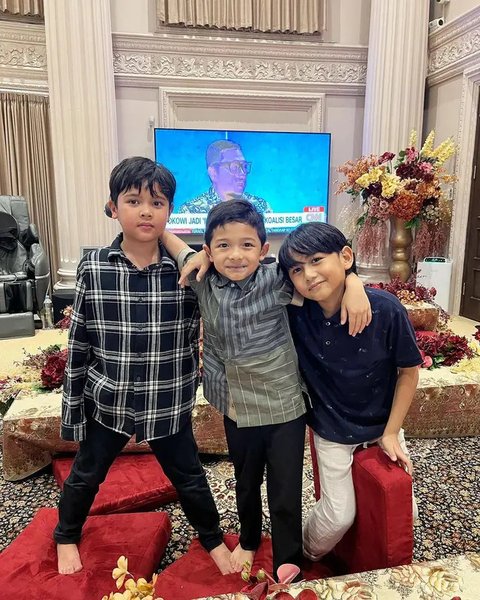 Lewat media sosial resminya, ibu tiga anak itu membagikan potret ulang tahun bersama si bungsu, Gyalsem Sonam Yangden. Jetsun Pema tampak sedang memangku sang putri ketika bersantai di kebun