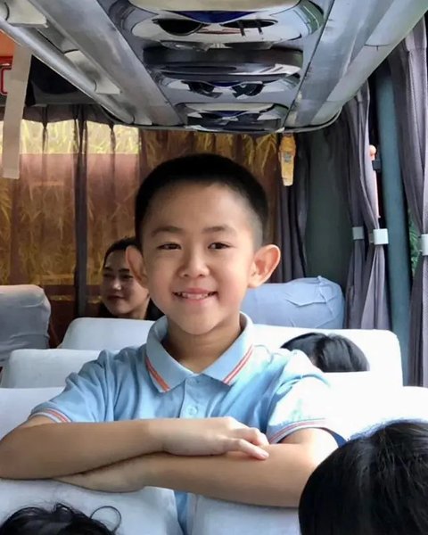 Lewat media sosial resminya, ibu tiga anak itu membagikan potret ulang tahun bersama si bungsu, Gyalsem Sonam Yangden. Jetsun Pema tampak sedang memangku sang putri ketika bersantai di kebun