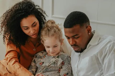 Lewat media sosial resminya, ibu tiga anak itu membagikan potret ulang tahun bersama si bungsu, Gyalsem Sonam Yangden. Jetsun Pema tampak sedang memangku sang putri ketika bersantai di kebun