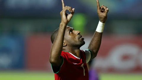 Striker Timnas Indonesia, Boaz Solossa mencetak gol ke gawang Timnas Arab Saudi dalam laga Grup C Kualifikasi Piala Asia 2015 di Stadion Utama Gelora Bung Karno, Jakarta pada Maret 2023. (AFP