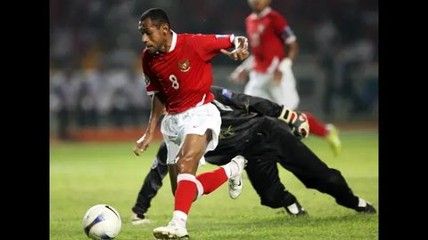 Striker Timnas Indonesia, Boaz Solossa mencetak gol ke gawang Timnas Arab Saudi dalam laga Grup C Kualifikasi Piala Asia 2015 di Stadion Utama Gelora Bung Karno, Jakarta pada Maret 2023. (AFP