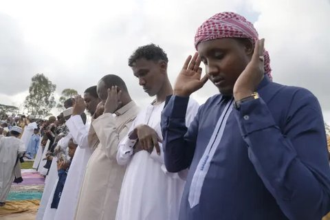 Umat Muslim Sholat Tarawih di Masjid Agung Al-Azhar, Jakarta, Jumat (1/4/2022). Masjid Al-Azhar memulai Sholat Tarawih, Jumat malam (1/4), sesuai perhitungan wujudul hilal Majelis Tarjih d