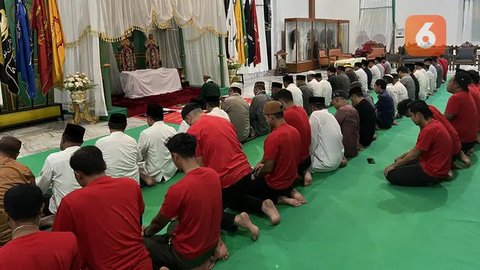 Umat Muslim Sholat Tarawih di Masjid Agung Al-Azhar, Jakarta, Jumat (1/4/2022). Masjid Al-Azhar memulai Sholat Tarawih, Jumat malam (1/4), sesuai perhitungan wujudul hilal Majelis Tarjih d