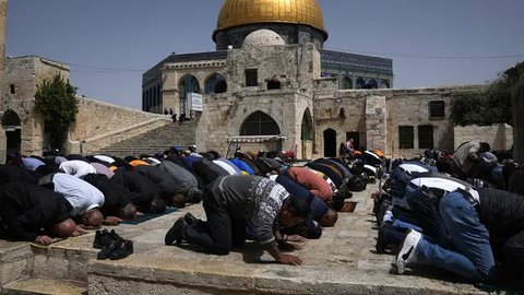 Umat Muslim Sholat Tarawih di Masjid Agung Al-Azhar, Jakarta, Jumat (1/4/2022). Masjid Al-Azhar memulai Sholat Tarawih, Jumat malam (1/4), sesuai perhitungan wujudul hilal Majelis Tarjih d