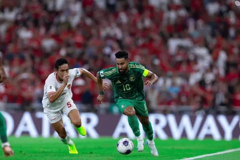 Pemain Timnas Indonesia, Rizky Ridho, berebut bola dengan pemain Jepang,Junya Ito pada Kualifikasi Piala Dunia 2026 Zona Asia di Stadion Gelora Bung Karno, Senayan, Jakarta, Jumat (15/11/20