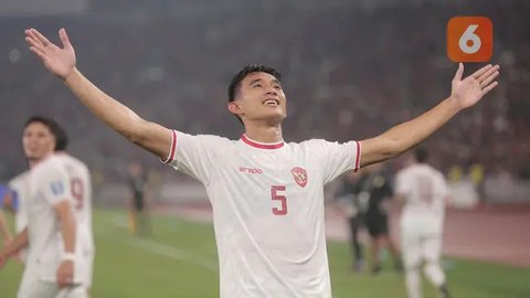Pemain Timnas Indonesia, Rizky Ridho, berebut bola dengan pemain Jepang,Junya Ito pada Kualifikasi Piala Dunia 2026 Zona Asia di Stadion Gelora Bung Karno, Senayan, Jakarta, Jumat (15/11/20