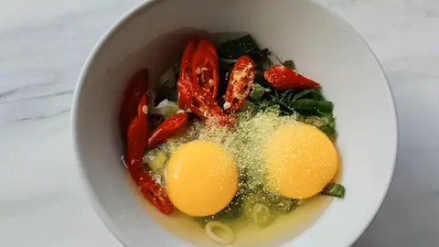 Jadi Tambah Krispi, Ini Trik Bikin Telur Dadar Keriting Tanpa Hilangkan Protein (YouTube/Uli's Kitchen)