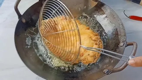Jadi Tambah Krispi, Ini Trik Bikin Telur Dadar Keriting Tanpa Hilangkan Protein (YouTube/Uli's Kitchen)