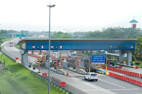 Kendaraan pemudik melintas di Jembatan Kalikuto di ruas jalan tol Batang - Semarang, Jawa Tengah, Minggu (2/6/2019). Memasuki H-3 Lebaran, kepolisian dan pengelola jalan tol masih memberlakuk
