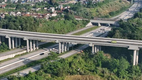 Kendaraan pemudik melintas di Jembatan Kalikuto di ruas jalan tol Batang - Semarang, Jawa Tengah, Minggu (2/6/2019). Memasuki H-3 Lebaran, kepolisian dan pengelola jalan tol masih memberlakuk